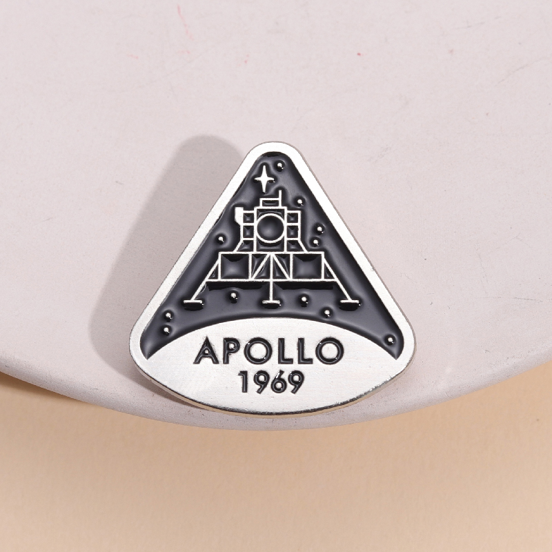 Broches d'astronautes en émail - Vintage Fashion Research avis et prix